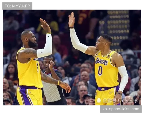 前队友香珀特：詹姆斯会愿意为赢球降薪，钱反正怎么都能赚到