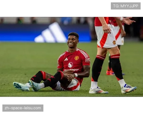 特写：老将米尔纳替补登场，完成个人第900场俱乐部赛事。